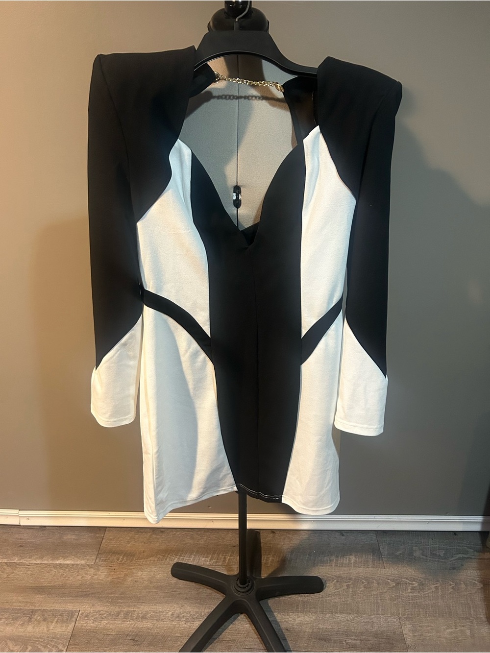 SHEIN Black & White Colorblock V-Neck Tunic